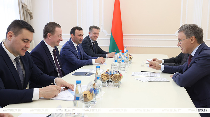 С акцентом на 